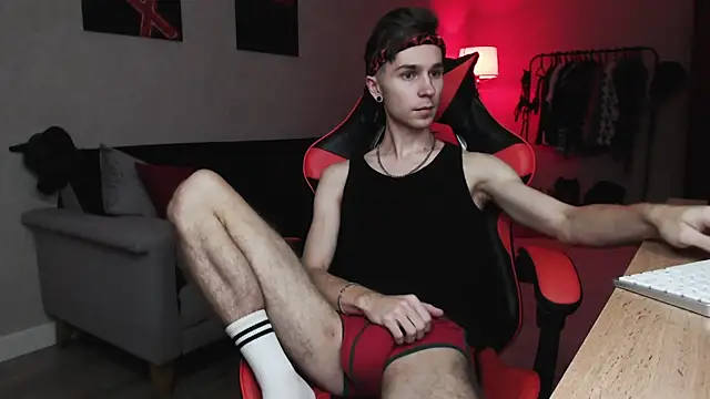 Joseph  Quinn online show from 11/15/25, 04:54