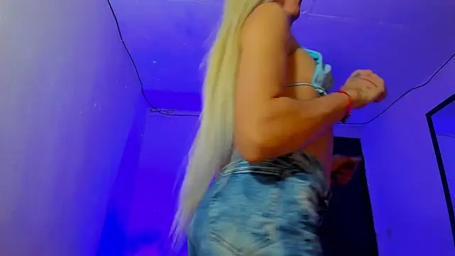 Snapshot of emperatrizhotwolf chatting on 03/02/25, 01:38 emperatrizhotwolf online show from 03/02/25, 01:38