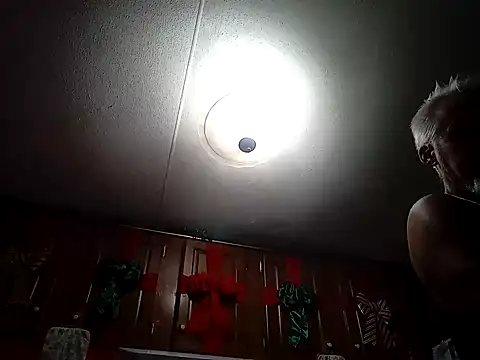 Snapshot of Xoc8_ chatting on 12/27/24, 08:28 Xoc8  online show from 12/27/24, 08:28