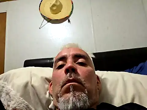 Xoc8  online show from 05/03/26, 11:44
