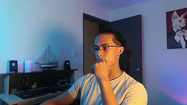 Snapshot of alejo_x3 chatting on 10/28/25, 12:47 alejo x3 online show from 10/28/25, 12:47