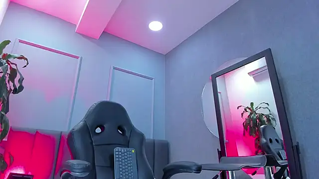 Snapshot of Elisa_castrillon chatting on 11/28/25, 08:44 Elisa castrillon online show from 11/28/25, 08:44