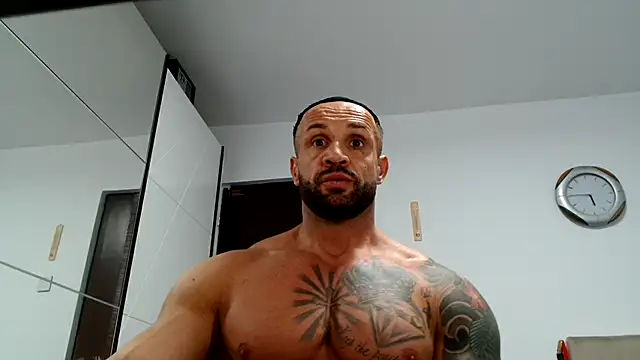 Snapshot of Magnificmuscles89 chatting on 10/24/25, 02:13 Magnificmuscles89 online show from 10/24/25, 02:13