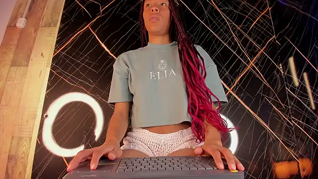 Kloe Suarez  online show from 11/17/25, 07:30