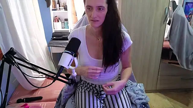 Snapshot of MemiKouki chatting on 10/25/25, 05:19 MemiKouki online show from 10/25/25, 05:19