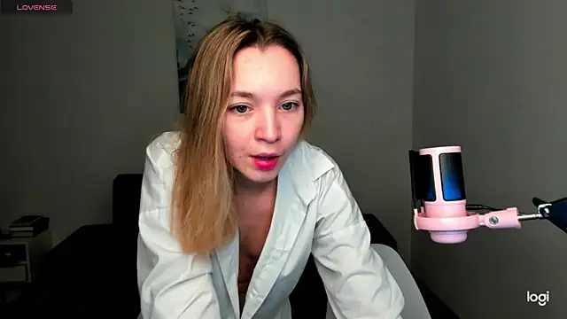 Snapshot of MiaThaine chatting on 12/08/24, 01:02 MiaThaine online show from 12/08/24, 01:02