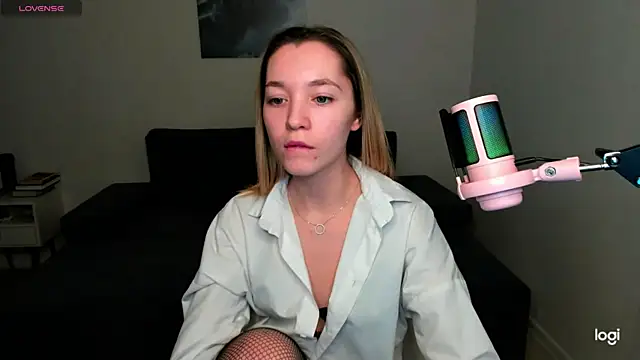 Snapshot of MiaThaine chatting on 12/14/24, 05:03 MiaThaine online show from 12/14/24, 05:03