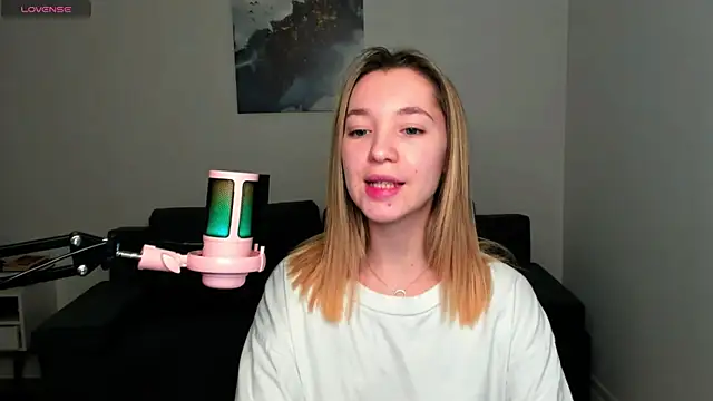 Snapshot of MiaThaine chatting on 12/22/24, 01:23 MiaThaine online show from 12/22/24, 01:23