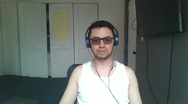 Snapshot of Diptongo chatting on 12/23/24, 04:17 Diptongo online show from 12/23/24, 04:17