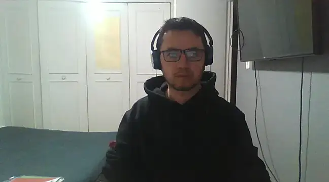 Snapshot of Diptongo chatting on 12/24/24, 04:00 Diptongo online show from 12/24/24, 04:00