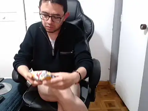 Snapshot of Diptongo chatting on 12/26/24, 10:31 Diptongo online show from 12/26/24, 10:31