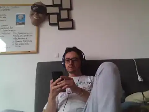 Snapshot of Diptongo chatting on 02/26/25, 03:30 Diptongo online show from 02/26/25, 03:30