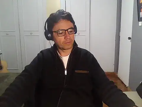 Snapshot of Diptongo chatting on 11/25/25, 01:27 Diptongo online show from 11/25/25, 01:27