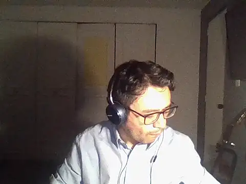 Snapshot of Diptongo chatting on 11/27/25, 11:18 Diptongo online show from 11/27/25, 11:18