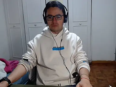 Snapshot of Diptongo chatting on 12/13/25, 11:10 Diptongo online show from 12/13/25, 11:10