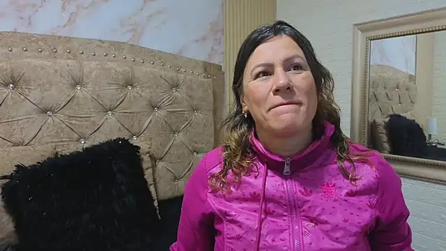 Snapshot of charlotte__G chatting on 11/11/25, 10:37 charlotte G online show from 11/11/25, 10:37