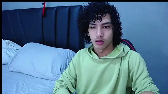 Snapshot of Tayronx33 chatting on 10/19/25, 06:30 Tayronx33 online show from 10/19/25, 06:30