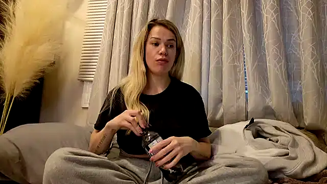 Snapshot of kianaxxx chatting on 01/07/26, 12:13 kianaxxx online show from 01/07/26, 12:13