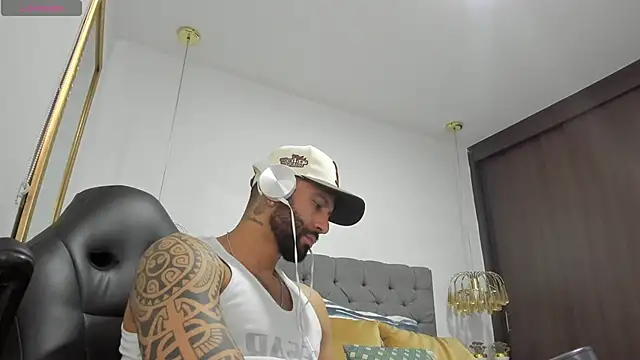 Snapshot of Yorby_Maxx1 chatting on 12/27/24, 08:18 Yorby Maxx1 online show from 12/27/24, 08:18