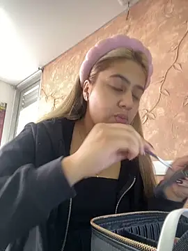 Snapshot of Miabonnett_ chatting on 10/20/25, 12:05 Miabonnett online show from 10/20/25, 12:05