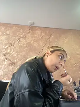 Snapshot of Miabonnett_ chatting on 11/21/25, 12:15 Miabonnett online show from 11/21/25, 12:15