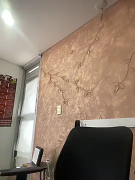 Snapshot of Miabonnett_ chatting on 12/17/25, 12:11 Miabonnett online show from 12/17/25, 12:11