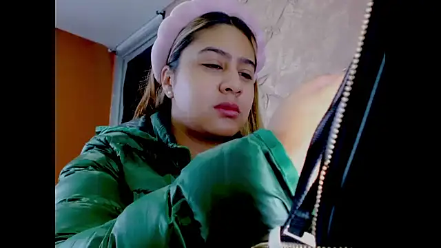 Snapshot of Miabonnett_ chatting on 01/13/26, 12:21 Miabonnett online show from 01/13/26, 12:21