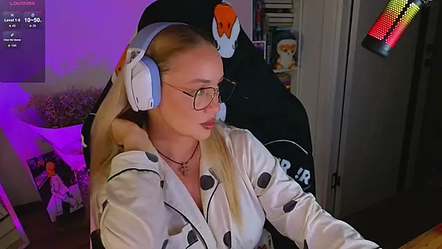 Snapshot of Emili1- chatting on 09/11/25, 06:19 Emili1- online show from 09/11/25, 06:19