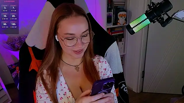 Snapshot of Emili1- chatting on 10/11/25, 10:25 Emili1- online show from 10/11/25, 10:25