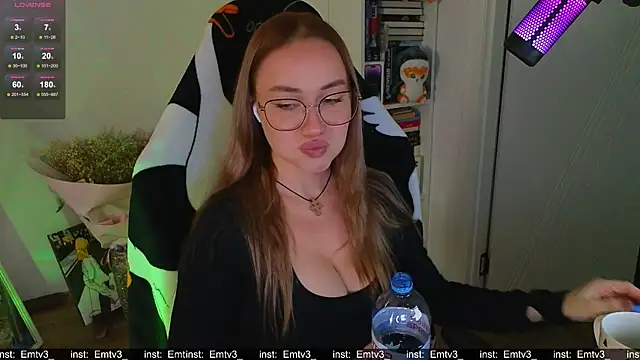 Snapshot of Emili1- chatting on 11/21/25, 08:46 Emili1- online show from 11/21/25, 08:46