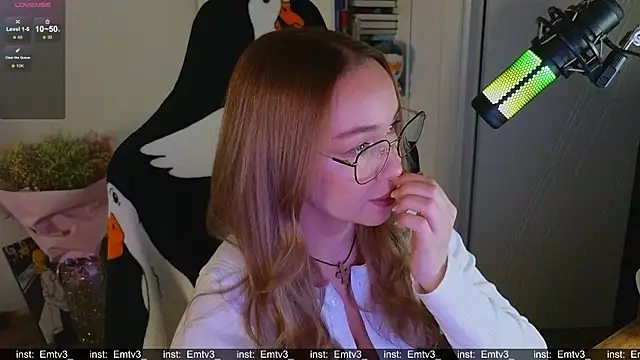 Snapshot of Emili1- chatting on 11/25/25, 01:44 Emili1- online show from 11/25/25, 01:44