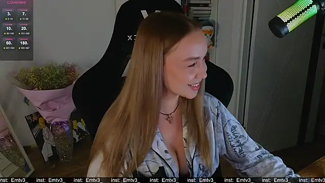 Snapshot of Emili1- chatting on 11/28/25, 02:09 Emili1- online show from 11/28/25, 02:09