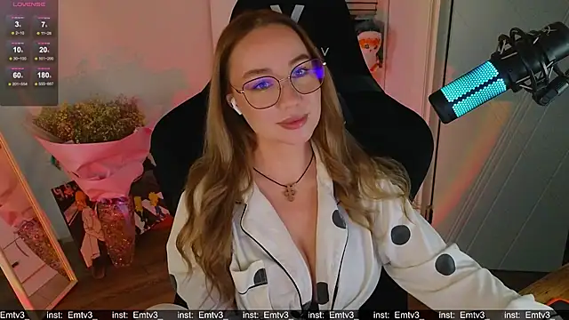 Snapshot of Emili1- chatting on 12/01/25, 11:48 Emili1- online show from 12/01/25, 11:48