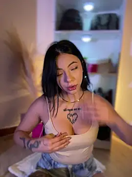 Snapshot of eva_elifee chatting on 11/06/25, 05:08 eva elifee online show from 11/06/25, 05:08