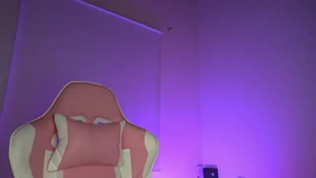 Snapshot of little-Emma chatting on 02/07/26, 03:43 little-Emma online show from 02/07/26, 03:43