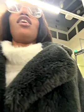 Snapshot of Black_Dolll chatting on 12/19/25, 06:15 Black Dolll online show from 12/19/25, 06:15