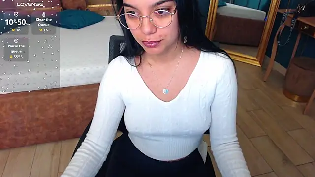 Snapshot of SerenaXMendez chatting on 10/06/25, 03:04 SerenaXMendez online show from 10/06/25, 03:04