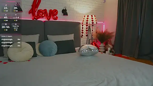 Snapshot of Viola__moon chatting on 02/14/25, 12:57 Viola moon online show from 02/14/25, 12:57
