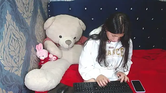 Snapshot of Lilyevansx chatting on 03/08/25, 11:07 Lilyevansx online show from 03/08/25, 11:07