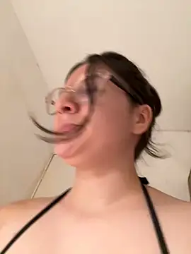 Snapshot of livgomez chatting on 01/07/25, 12:24 livgomez online show from 01/07/25, 12:24