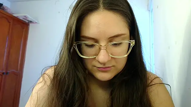 Snapshot of livgomez chatting on 10/18/25, 01:23 livgomez online show from 10/18/25, 01:23