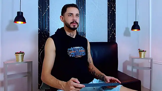 Snapshot of Erick_Wall chatting on 07/18/26, 01:54 Erick Wall online show from 07/18/26, 01:54