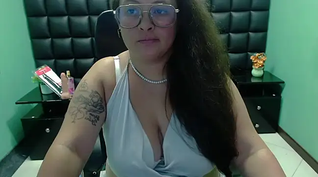 Snapshot of SaraThomso chatting on 03/23/25, 06:16 SaraThomso online show from 03/23/25, 06:16