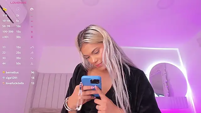 Shelynna azzul online show from 02/08/25, 11:45