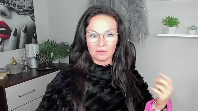 Snapshot of HelenLuxx chatting on 12/18/24, 10:08 HelenLuxx online show from 12/18/24, 10:08