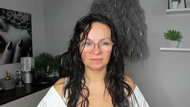 Snapshot of HelenLuxx chatting on 12/20/24, 06:29 HelenLuxx online show from 12/20/24, 06:29