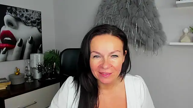 Snapshot of HelenLuxx chatting on 01/08/25, 10:15 HelenLuxx online show from 01/08/25, 10:15