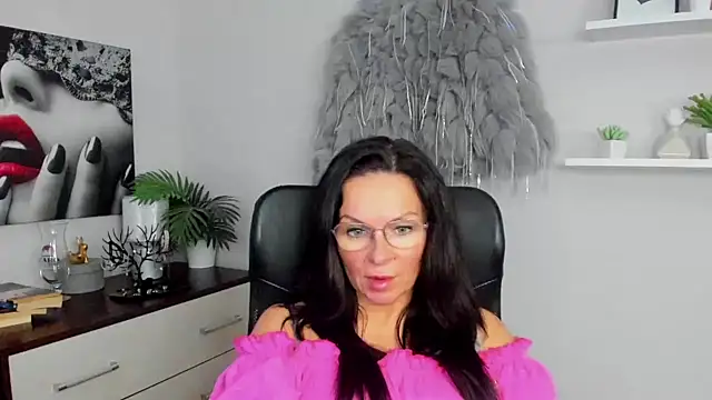 Snapshot of HelenLuxx chatting on 01/13/25, 10:47 HelenLuxx online show from 01/13/25, 10:47