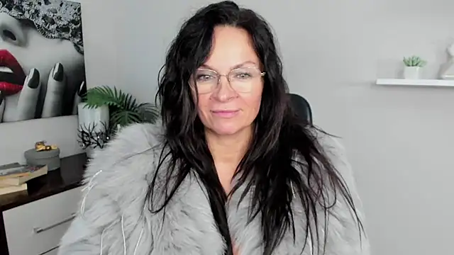 Snapshot of HelenLuxx chatting on 01/21/25, 10:08 HelenLuxx online show from 01/21/25, 10:08
