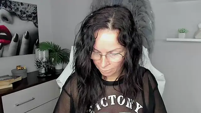 Snapshot of HelenLuxx chatting on 01/25/25, 07:49 HelenLuxx online show from 01/25/25, 07:49